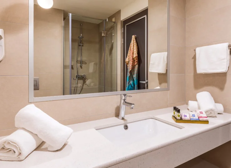 Na gości czekają wygodne szlafroki, ręczniki, kosmetyki i suszarka do włosów