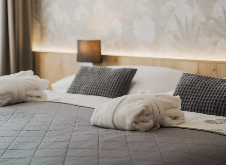 Wnętrza pokoi hotelowych są jasne, nowoczesne i przytulne