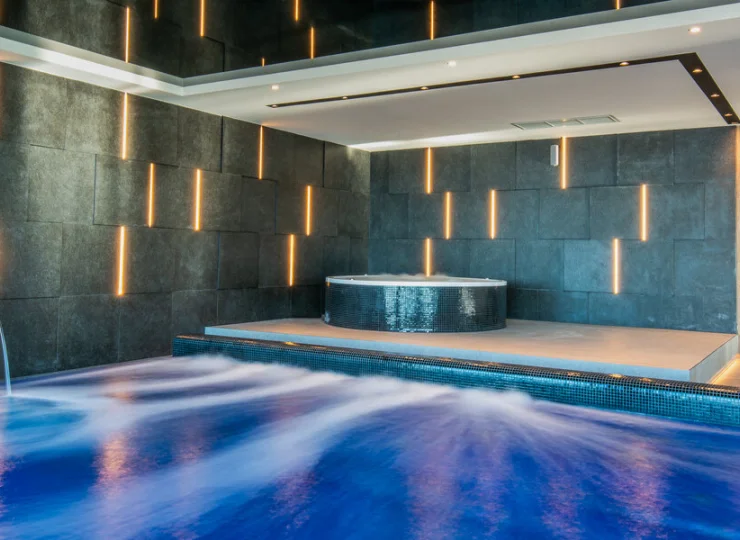 W strefie basenowej jest też jacuzzi