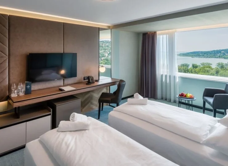 W każdym pokoju jest minibar, sejf, szlafroki