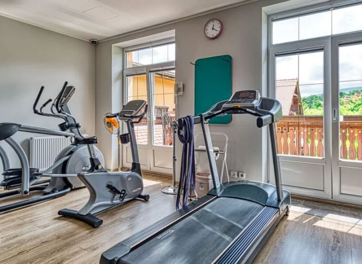 Podczas ćwiczeń można podziwiać pobliską górską zieleń