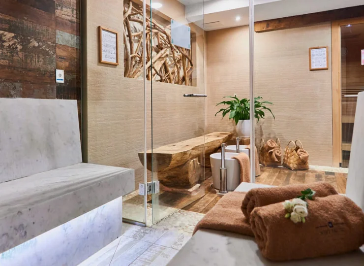 Jest tu sauna fińska, parowa i na podczerwień oraz łaźnia rzymska