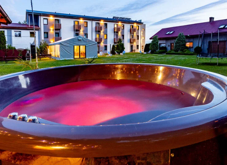 Zewnętrzne jacuzzi w formie balii to świetny sposób na relaks