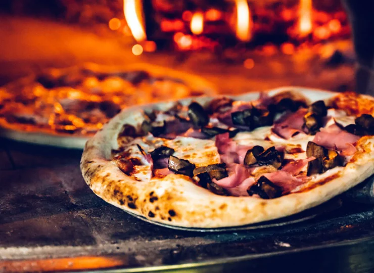 Pizza jest wypiekana w piecu opalanym drewnem