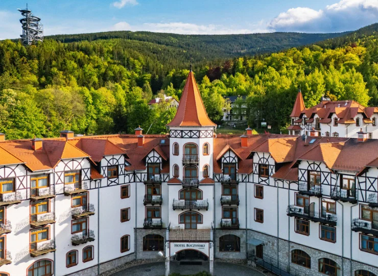 Tłem hotelu jest Stóg Izerski, na który wjeżdża całoroczna kolej gondolowa