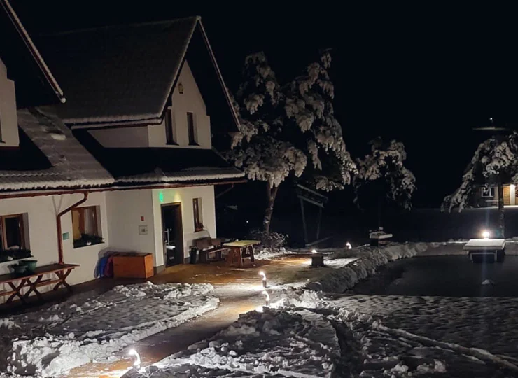 Base Camp mieści się nieopodal jeziora i zamku w Niedzicy