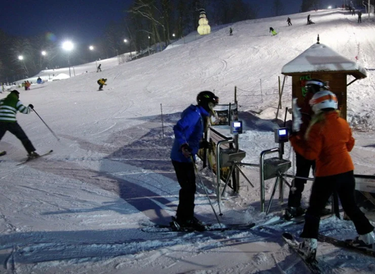 Tutejszy stok jest naśnieżany każdego wieczoru