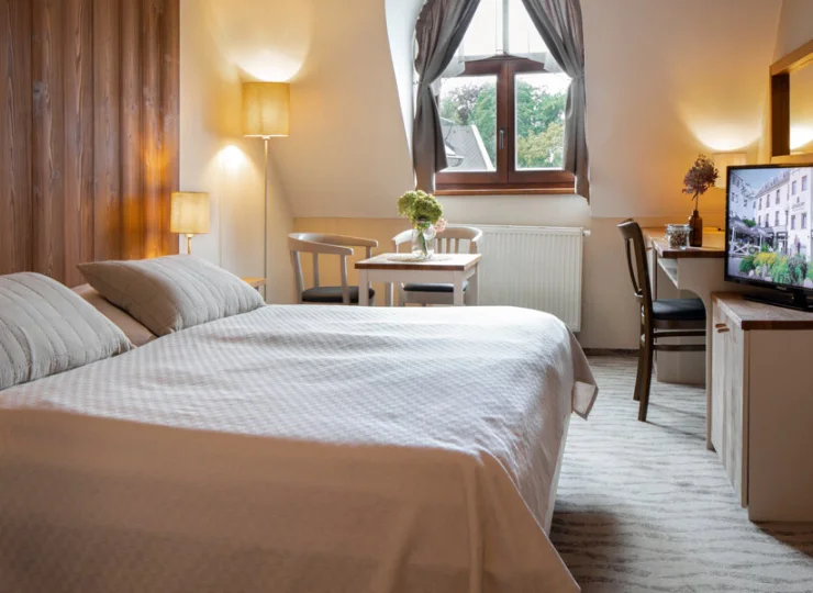 Wellness Hotel Gendorf oferuje przestronne pokoje z wygodnymi materacami