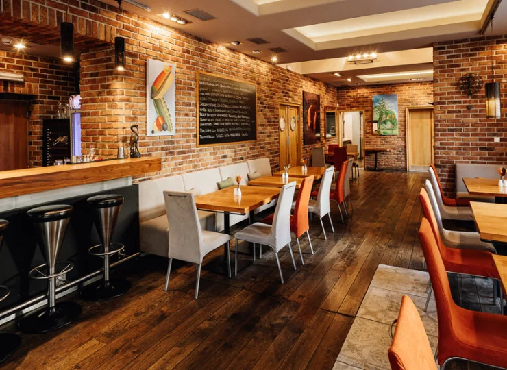 W hotelu znajdują się stylowa restauracja i drink bar