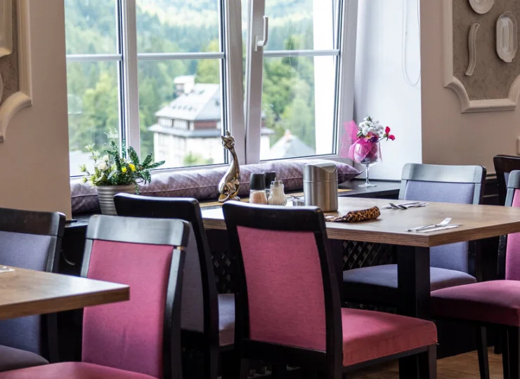 Góry widać też bezpośrednio z restauracji