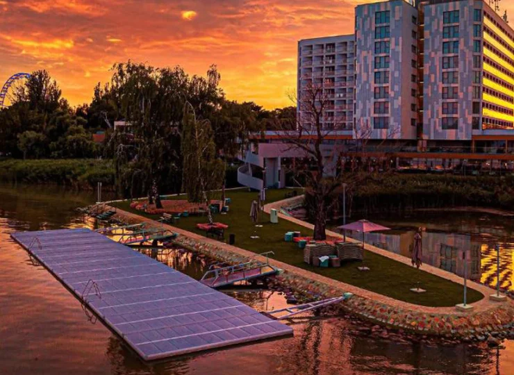 Hotel Helikon **** jest położony wprost nad brzegiem jeziora Balaton