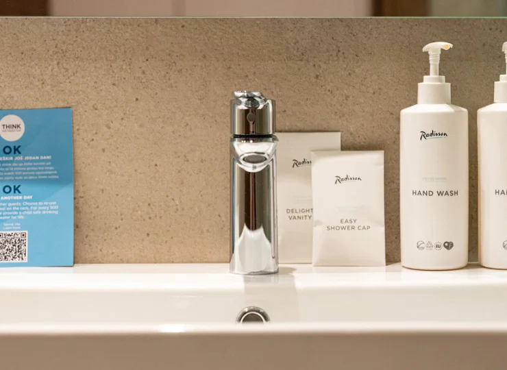 W łazience czeka zestaw kosmetyków