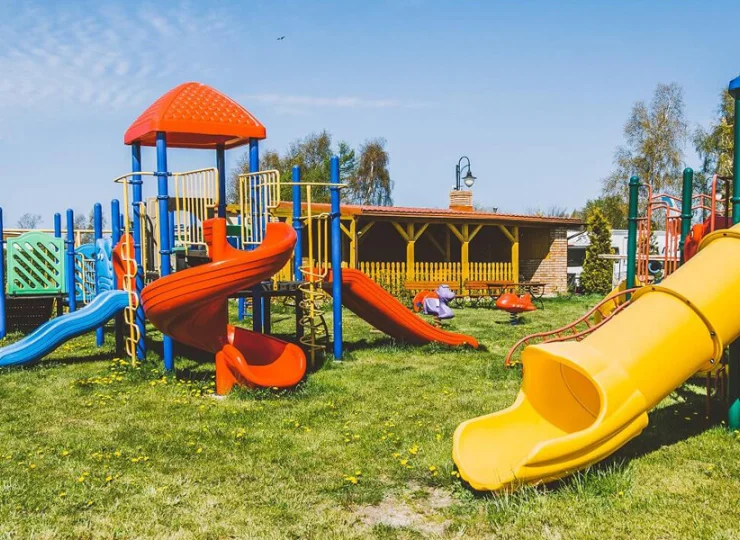 Na terenie kompleksu mieści się altana do grillowania oraz miejsce na ognisko
