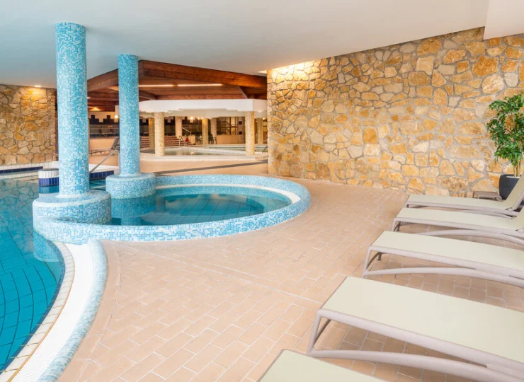 Przy wewnętrznych basenach również zadbano o leżaki