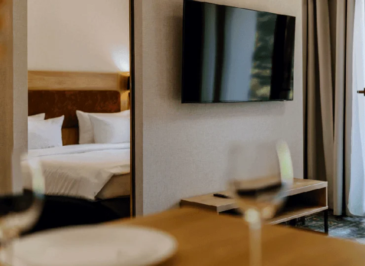 Apartament Junior suite 2+4 ma dwie sypialnie i salon z sofą