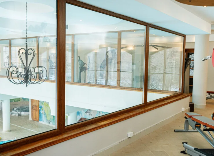 Na piętrze nad basenem przygotowano siłownię