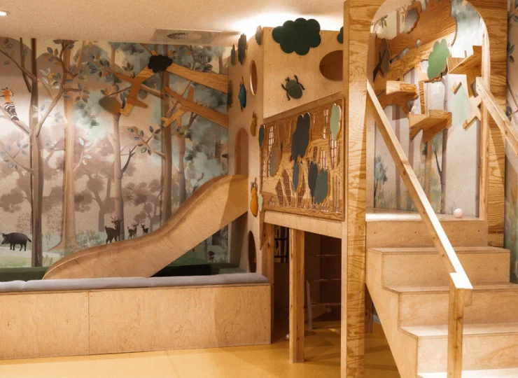 Sala zabaw jest wyposażona w drewniane zabawki