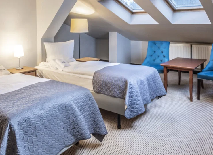 Pokoje economy są przestronne i wygodne, mają połaciowe okna