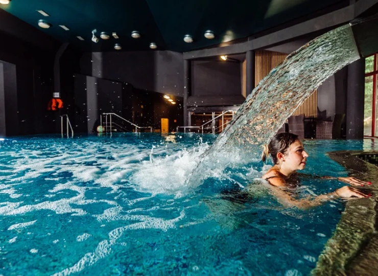 Basen posiada stanowisko do hydromasażu