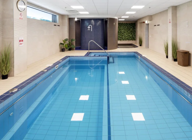 W większym budynku 4* hotelu urządzono strefę spa oraz wellness