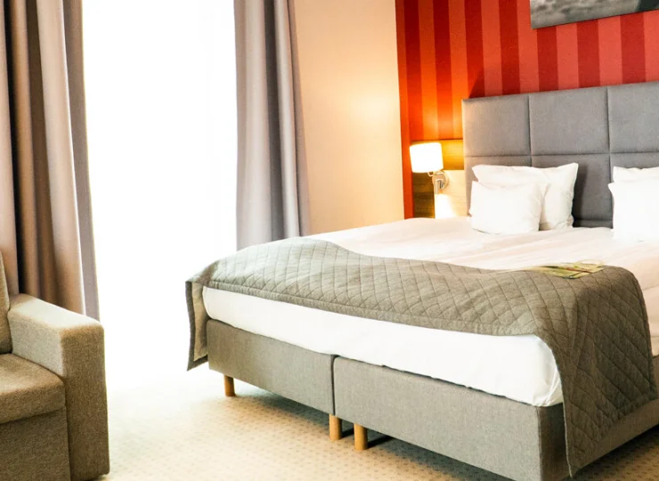 Pokój rodzinny Premium 2+1 ma łóżko i dodatkową sofę