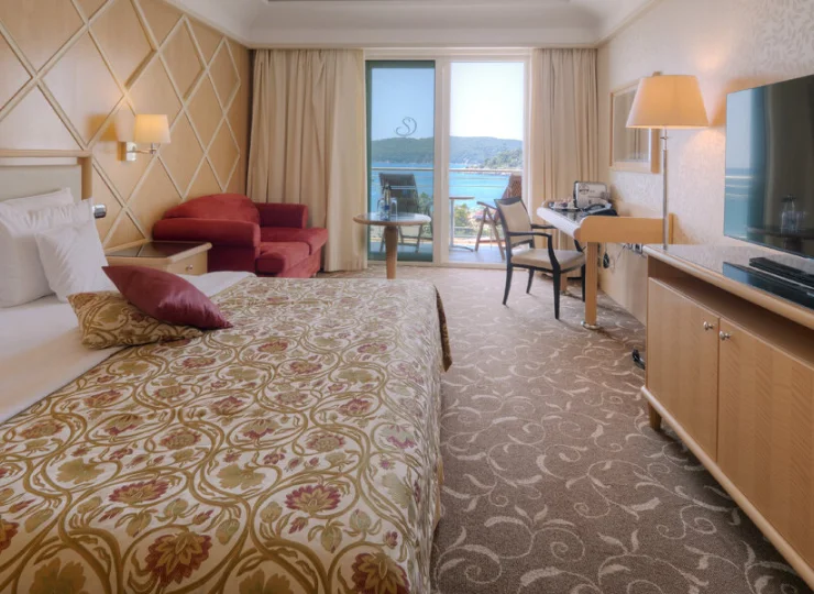 Pokoje są przestronne i bogato wyposażone