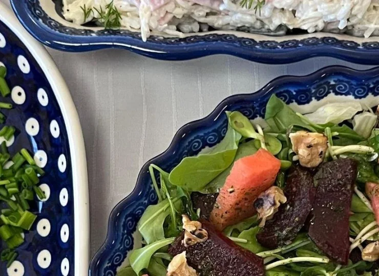 Składniki śniadania są często podawane na bolesławieckiej ceramice