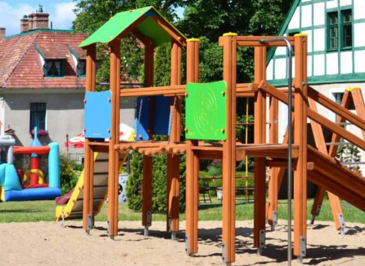 Dla najmłodszych przygotowano salę i plac zabaw