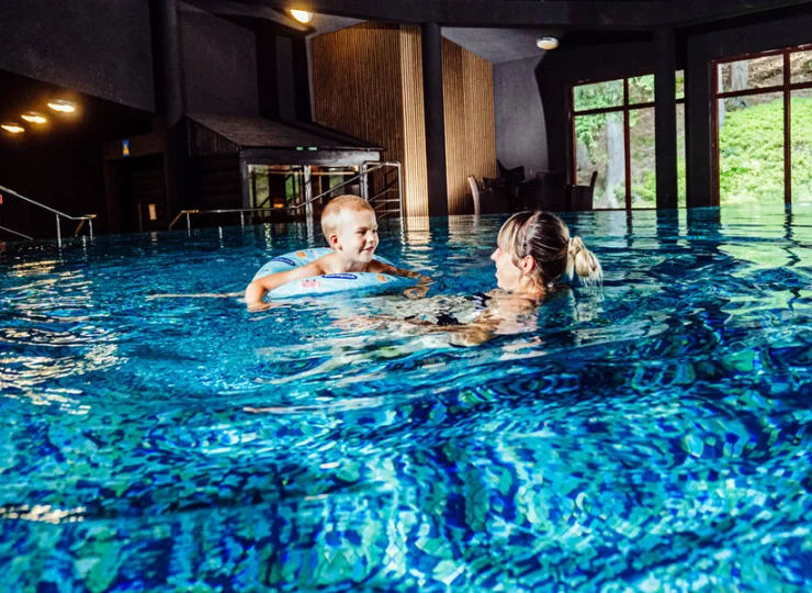 Strefa wellness oferuje kryty basen, sauny i jacuzi