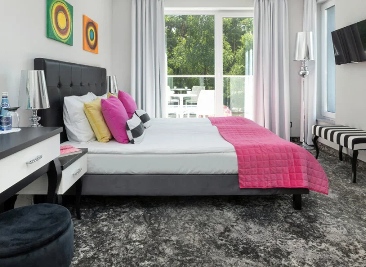 Z większości pokoi przez okno widzimy roślinność