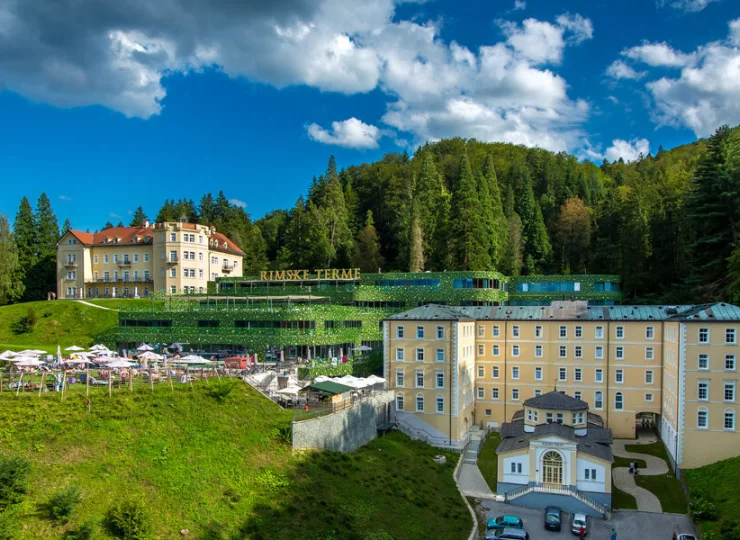 Hotel dla dorosłych (14+) jest częścią kompleksu opartego o źródła termalne