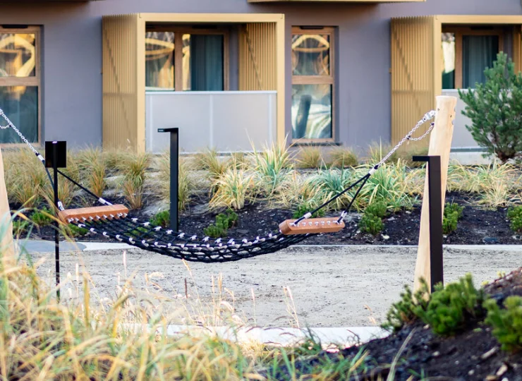 Na patio utworzono miejsca do zabawy i relaksu