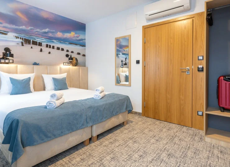 Pokoje są urządzone nowocześnie i komfortowo