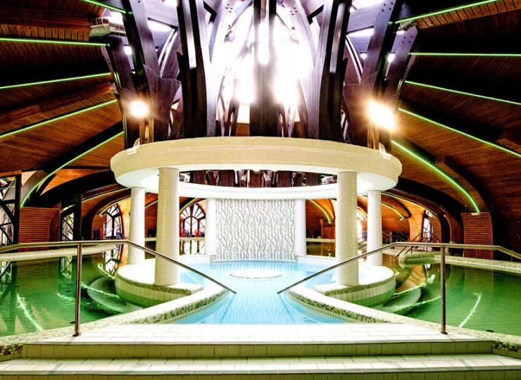 Jeden z wewnętrznych basenów z wodą termalną