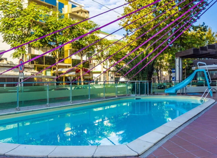 Goście mają dostęp do zewnętrznego basenu hotelowego ze zjeżdżalnią