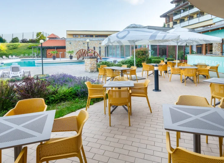 Na zewnątrz dla wygody gości otwarto bar obok basenów