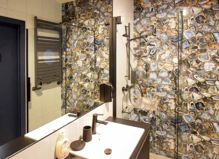 Łazienki są zbliżone wystrojem do apartamentów