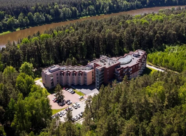 Hotel jest położony na brzegu Niemna