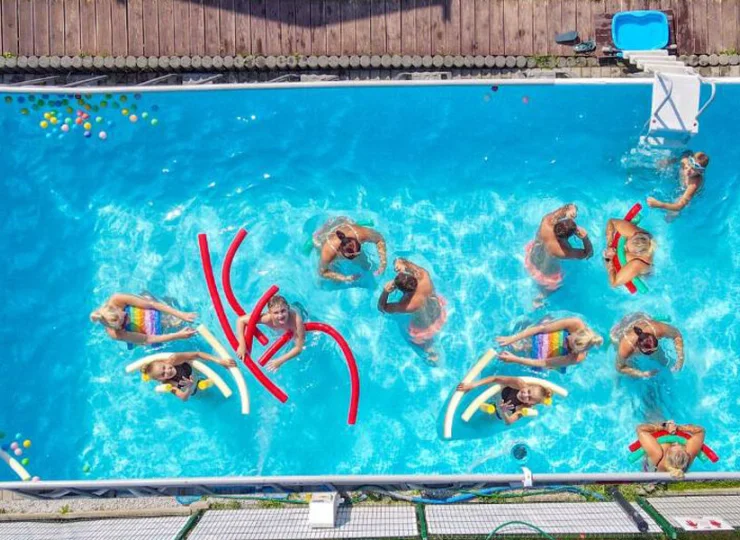 W ciepłe dni można korzystać z zewnętrznego basenu