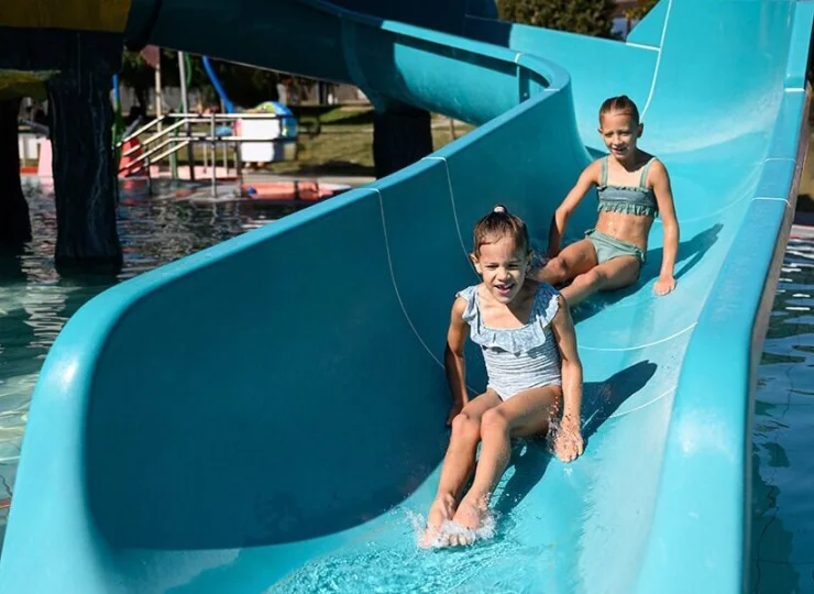 W zewnętrznych basenach na dzieci czeka ponad 60 wodnych atrakcji