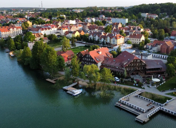 Hotel znajduje się tuż obok punktu widokowego zwanego Mrągowskim Molem