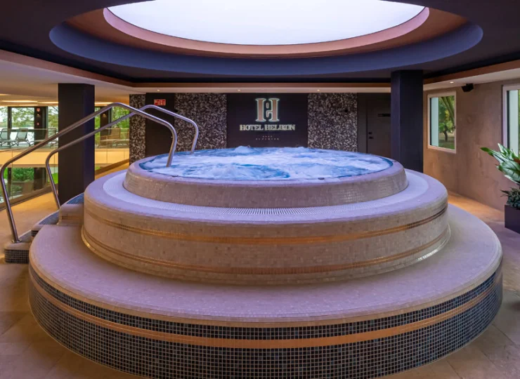 Jest tutaj wewnętrzne oraz zewnętrzne jacuzzi