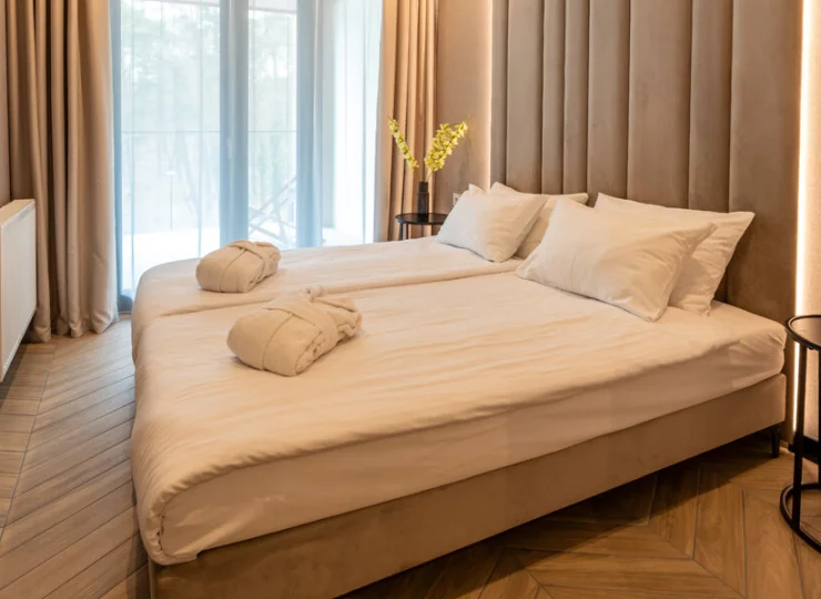 Każdy apartament posiada odrębną sypialnię z podwójnym łóżkiem