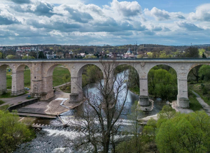 Wiadukt kolejowy w Bolesławcu to jedna z atrakcji miasta