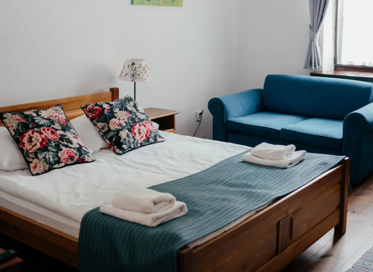 W niektórych pokojach znajduje się także sofa