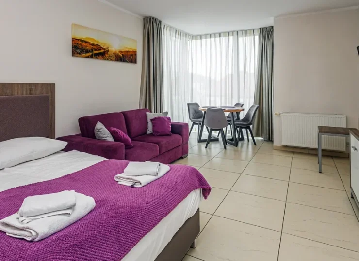 Dostawki to rozkładane sofy, będące na wyposażeniu apartamentów