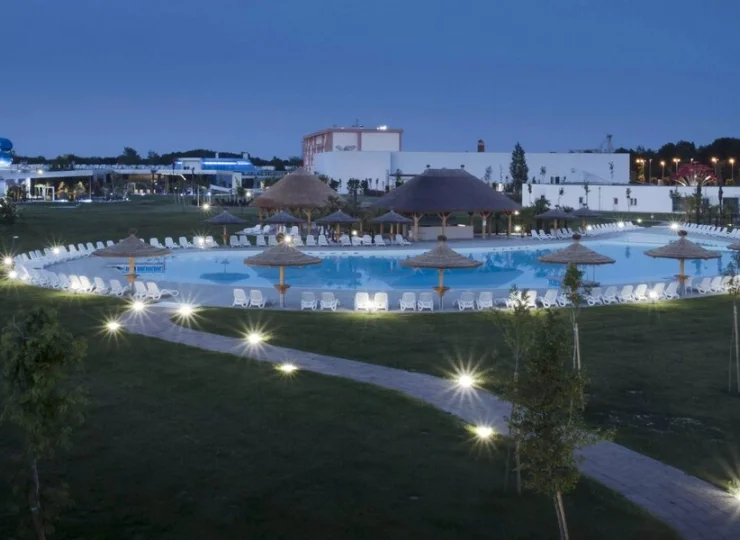 Zewnętrzne baseny termalne są położone w przyjemnym ogrodzie