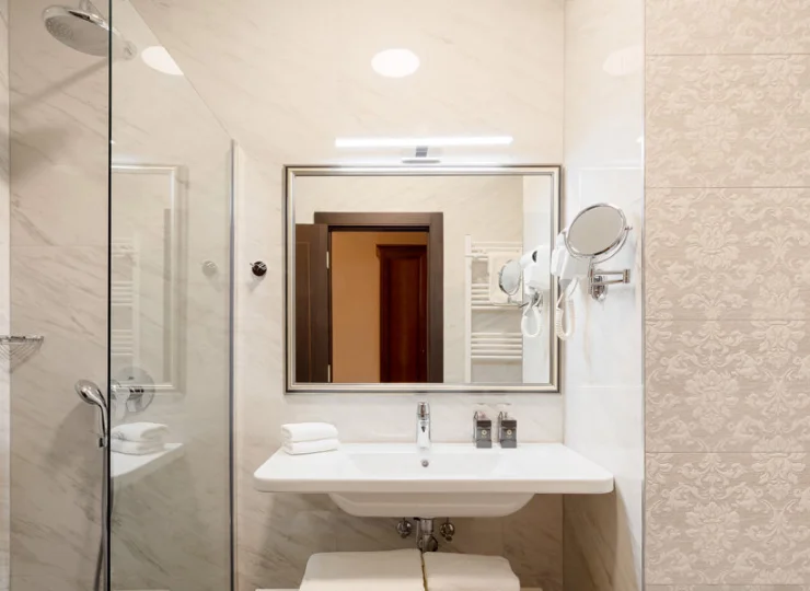 Do każdego pokoju przylega prywatna łazienka z kabiną prysznicową