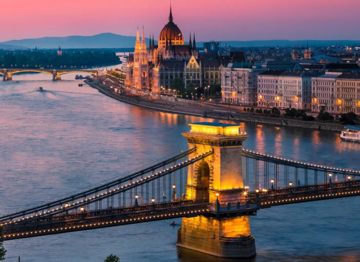 Most Łańcuchowy z widokiem na parlament (350 m od hotelu)