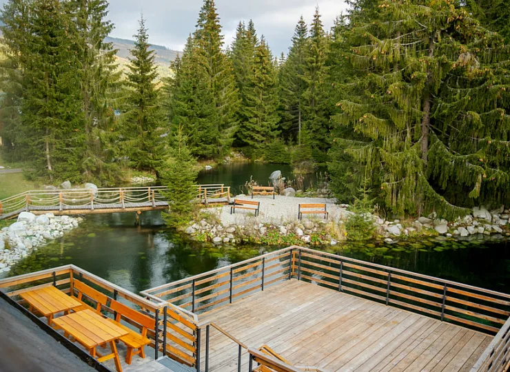 Resort jest położony nad malowniczym stawem